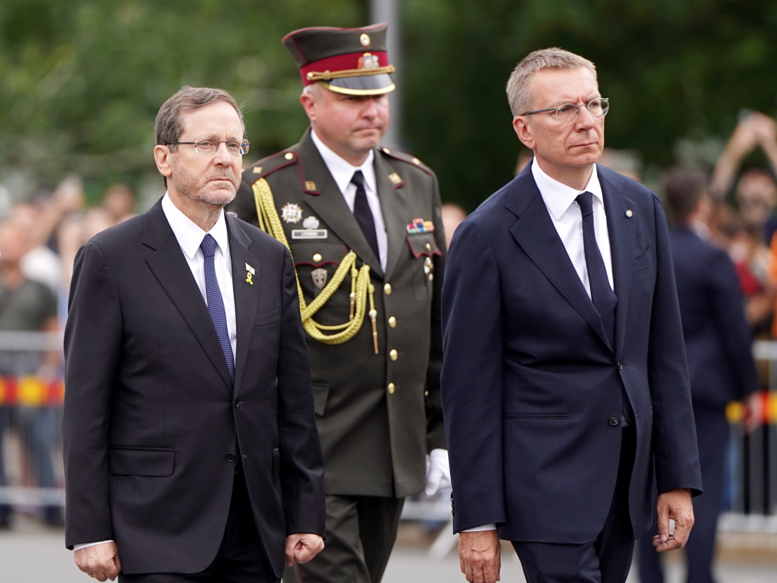 Valsts prezidents Edgars Rinkēvičs (no labās) un Izraēlas prezidents Īzaks Hercogs piedalās svinīgajā ziedu nolikšanas ceremonijā pie Brīvības pieminekļa.