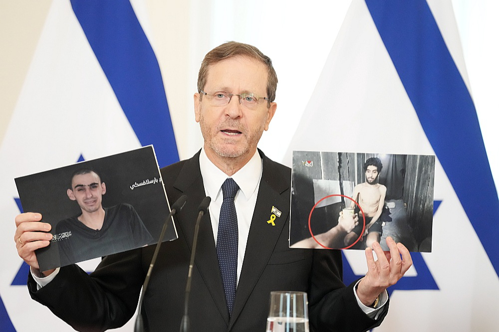 Izraēlas prezidents Īzaks Hercogs preses konferencē Rīgas pilī arī demonstrēja nesen izplatītos fotoattēlus, kuros redzami novājējuši un slimi ķīlnieki.