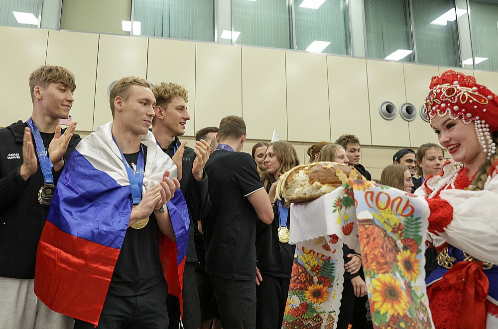 Krievijas peldētāji no pasaules čempionāta mājās tika sagaidīti īsteni krieviskā stilā – ar maizi un sāli.