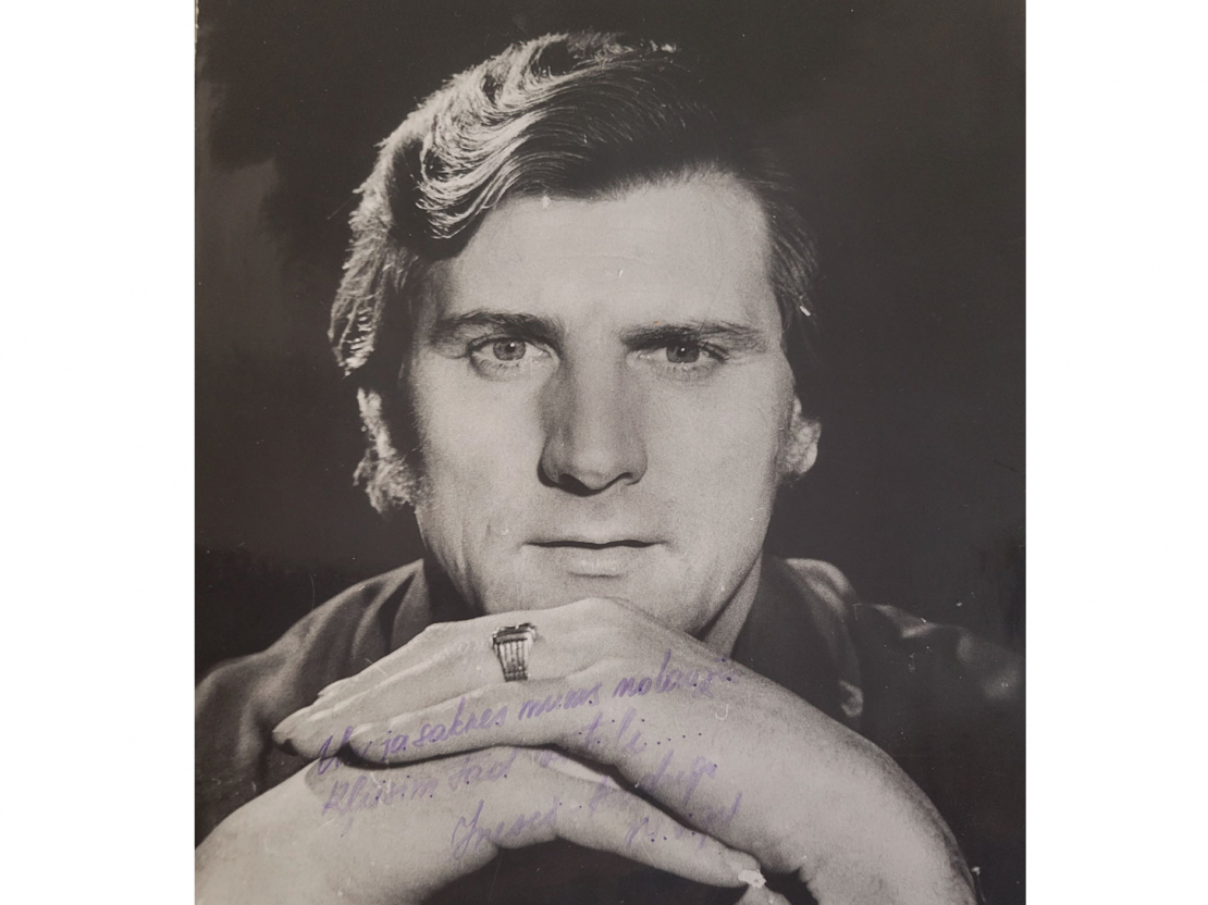 Andreja Lihtenberga foto, kuru viņš 1974. gadā dāvinājis Inesei
Pilsētniecei (tagad Knesei). Uzraksts ir padzisis, taču dziedātājs
rakstījis šādi: “Un ja saknes mums nolauzīs, kļūsim tad vītoli… 1974. gads.”