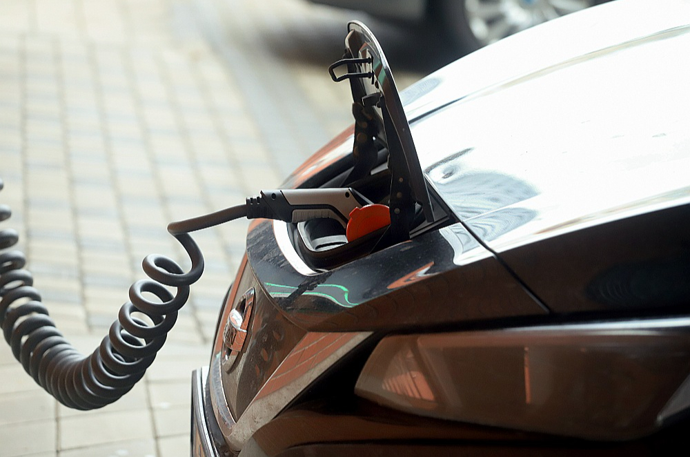 Klimata un enerģētikas ministrijā saskaitījuši, ka Latvijā šobrīd ir vairāk nekā 340 000 mazaizsargātas mājsaimniecības: ekonomiski aktīvi iedzīvotāji ar zemu vai vidēji zemu ienākumu līmeni, kas spēj segt ikdienas izdevumus, bet kam nav pieejami brīvi līdzekļi lielākiem ieguldījumiem, piemēram, auto iegādei. Ministrijas ieskatā elektroauto, ja tā iegādei būtu līdzfinansējums, viņu ikdienu varētu padarīt vieglāku.