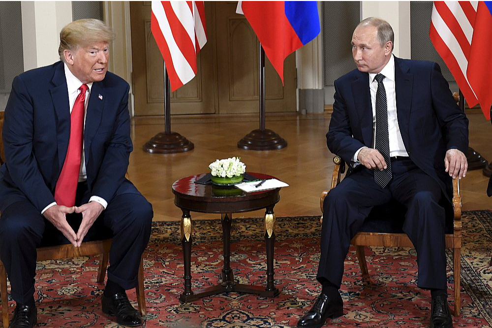 ASV prezidents Donalds Tramps (no kreisās) samitā ar Krievijas diktatoru Vladimiru Putinu Helsinkos 2018. gada 16. jūlijā. Preses konferencē pēc abu līderu sarunas Tramps toreiz pauda ticību Putina teiktajam, ka Krievija ASV 2016. gada vēlēšanu procesā nav iejaukusies, lai arī Savienoto Valstu izlūkdienesti bija secinājuši, ka iejaukšanās ir notikusi.