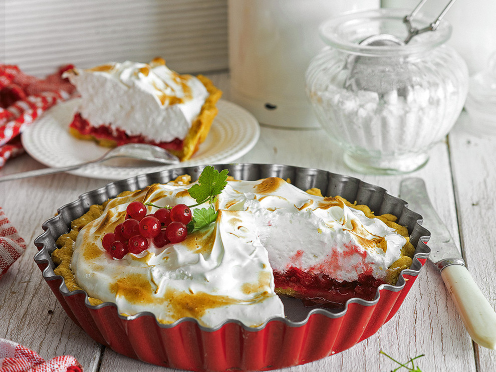 Tarte ar jāņogām un bezē.