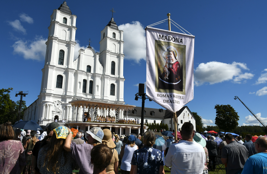 Svētceļnieki piedalās Vissvētākās Jaunavas Marijas Debesīs uzņemšanas svētkos Aglonā.