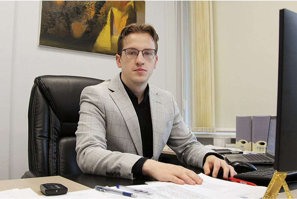 Tas nav ikdienišķi, ka pašvaldībai ir tik jauns mērs, un, protams, mediju interese un popularitāte var nākt par labu gan man pašam, gan partijai, gan novadam, bet jāvērtē tomēr būs darbi.