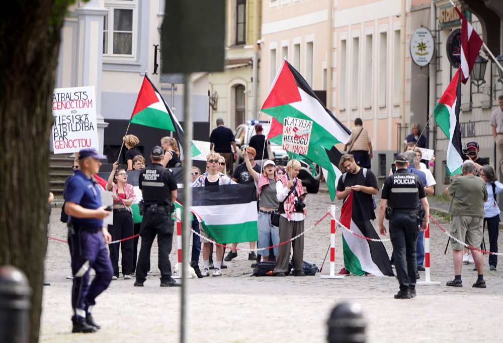 2025. gada 8. augustā Izraēlas prezidenta vizītes laikā pie Rīgas pils notika pikets Palestīnas atbalstam.