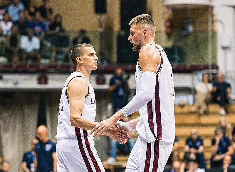 Latvijas izlases soda laukuma sargi – Kristaps Porziņģis (no labās) un Andrejs Gražulis.
