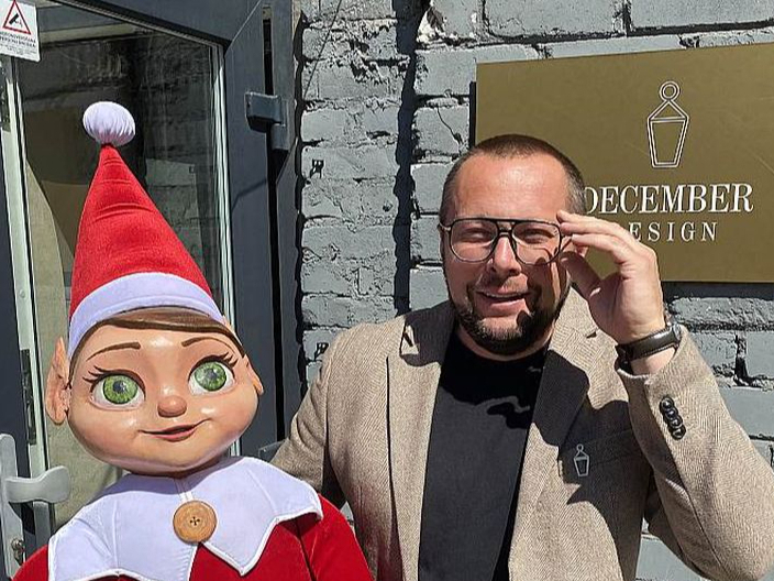 Kristaps Štobis ar "December Design" talismanu – elfu, ko kolēģi iesaukuši par Borisu. "Boriss nekad nav atstājis mūsu biroja telpas, bet viņa vecāko brāli jau vairākus gadus Ziemassvētku laikā var satikt Liepājā, lidojot gaisa balonā."