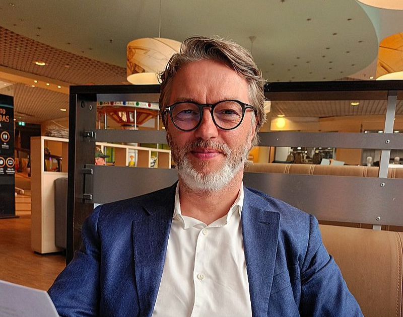 "Cieši sadarbojamies ar potenciālajiem piegādātājiem, partneriem, investoriem un ES iestādēm, lai 2028. gadā varētu uzsākt ilgtspējīgas aviācijas degvielas rūpnīcas būvniecību Liepājas SEZ un 2030. gadā tā sāktu strādāt," saka SIA LSEZ "NorSAF" valdes loceklis Jānis Kisiels.