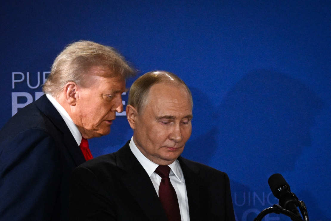Vladimirs Putins un Donalds Tramps Aļaskā.