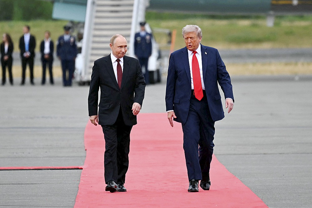 ASV prezidents Donalds Tramps (no labās) Krievijas diktatoru Vladimiru Putinu Savienoto Valstu karabāzē Aļaskā piektdien sagaidīja ar izklātu sarkano paklāju.