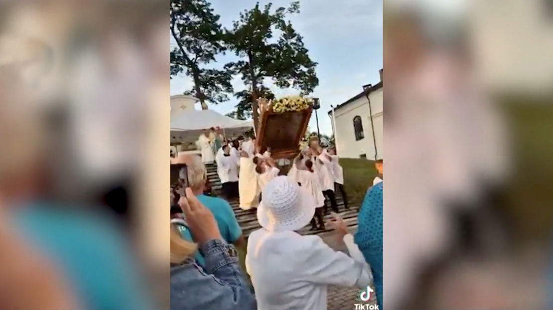 Kā redzams sociālajos medijos izplatītajā video, svētbilde pēkšņi sasveras un nokrīt.