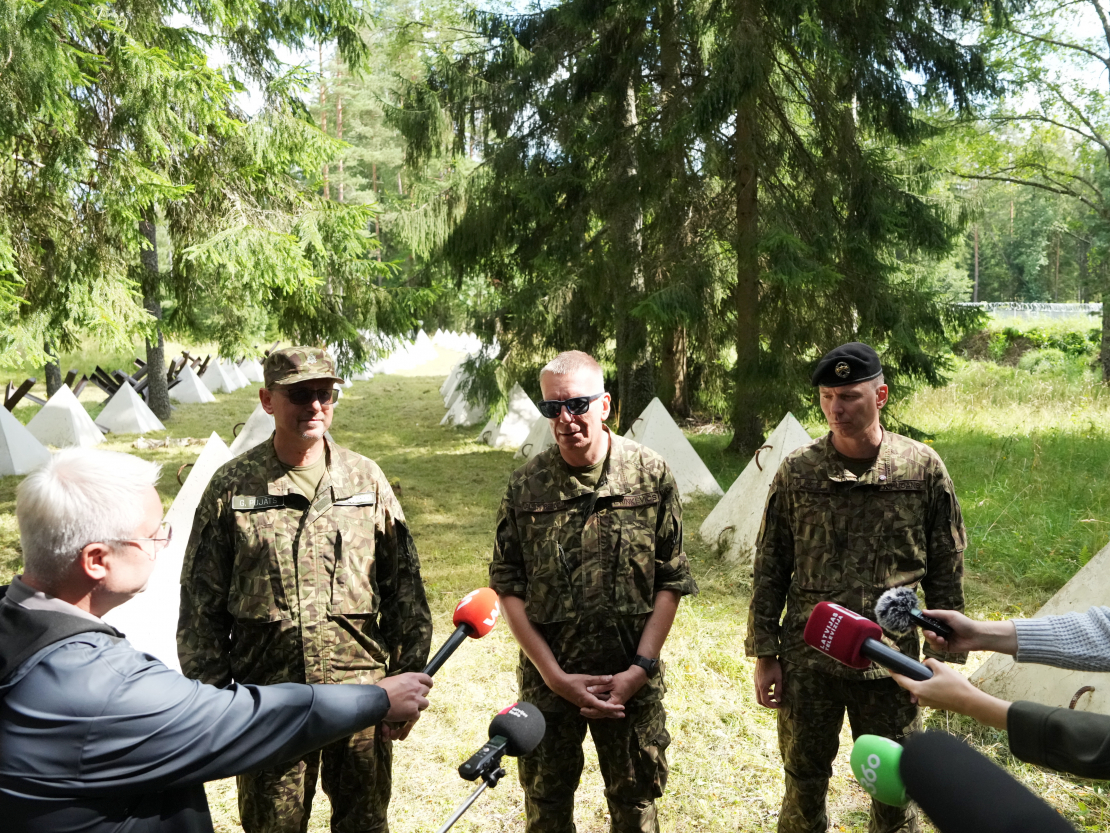 Valsts robežsardzes priekšnieks ģenerālis Guntis Pujāts (no kreisās), Valsts prezidents Edgars Rinkēvičs un Nacionālo bruņoto spēku komandieris brigādes ģenerālis Kaspars Pudāns atbild uz žurnālistu jautājumiem Latvijas austrumu robežas vizītes laikā, kurā iepazīstas ar robežas stiprināšanas progresu uz Latvijas-Krievijas robežas netālu no "Draudzības kurgāna" Ludzas novadā.
