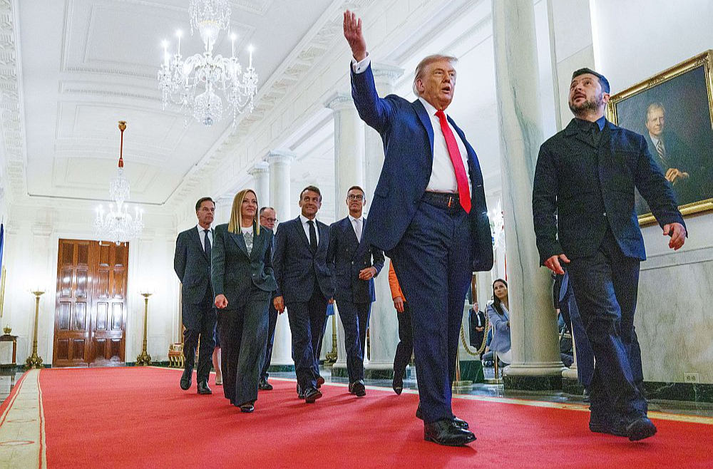 ASV prezidents Donalds Tramps, Baltajā namā uzņemot Ukrainas prezidentu Volodimiru Zelenski un viņa Eiropas pavadoņus, bija laipnāks nekā iepriekš sarunās gada sākumā.