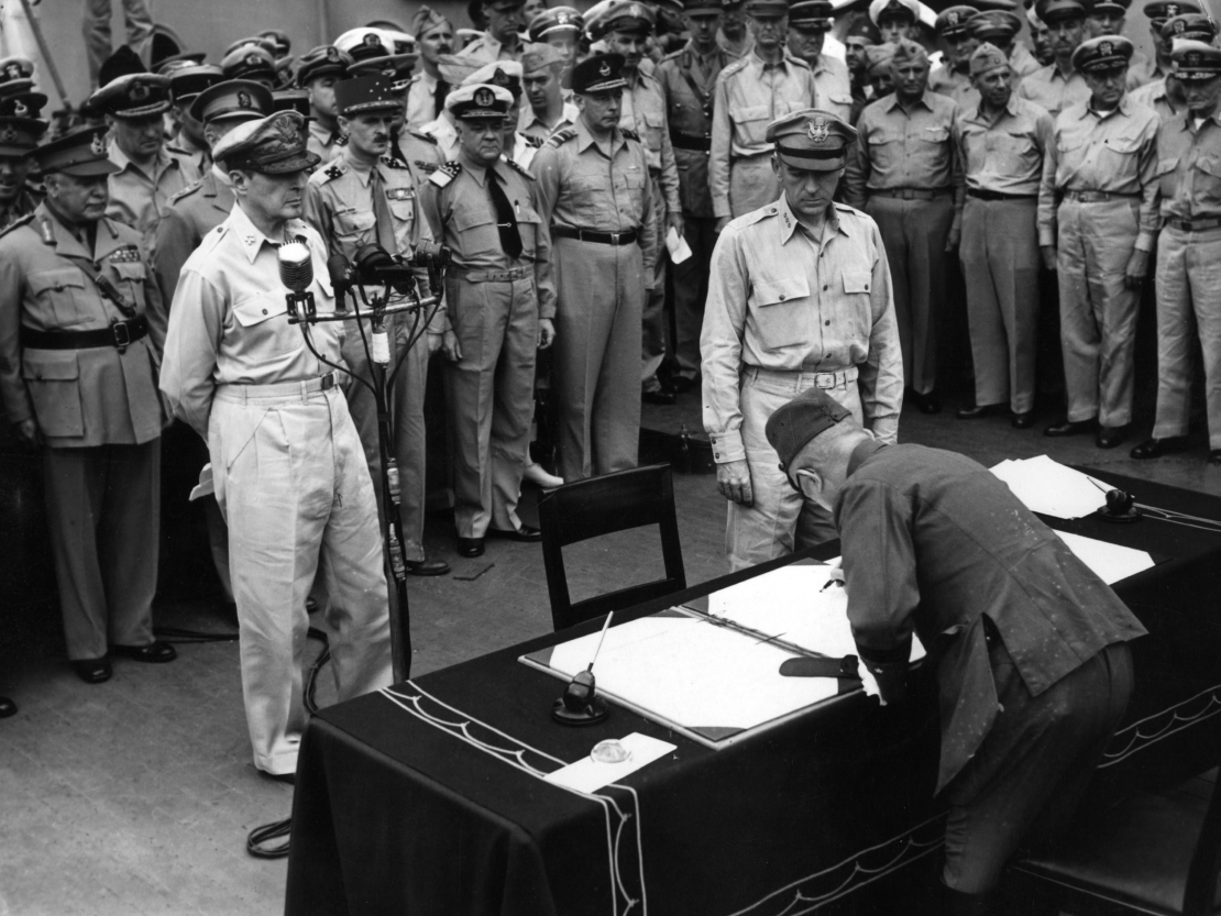 Japānas ģenerālis Jošidžiro Umezo paraksta kapitulācijas dokumentu uz “Missouri” klāja Tokijas līcī 1945. gada 2. septembrī.
