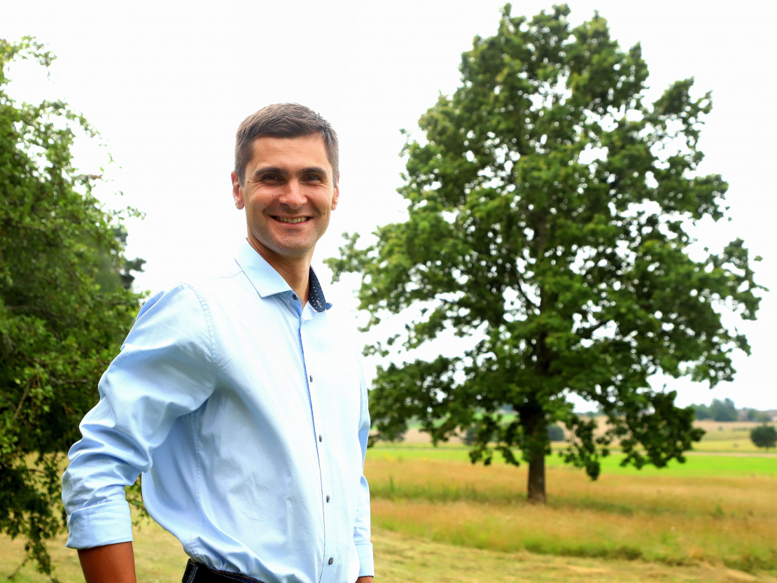 Vestards Šimkus: “Ar šo ozolu esam vienaudži. Tētis to iestādīja dienā, kad es piedzimu.”