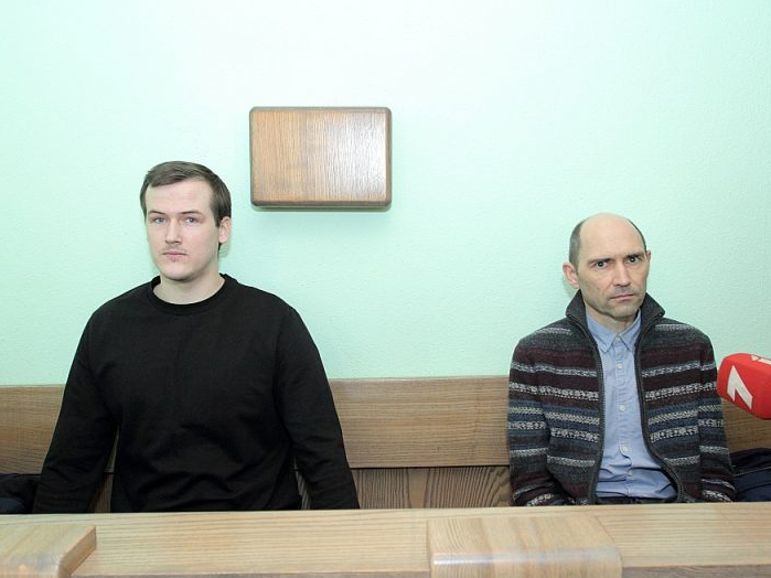 Abi apsūdzētie – nelaiķes Līvas vīrs Renārs (no kreisās) un tēvs Valdis tiesā 2019. gadā. 