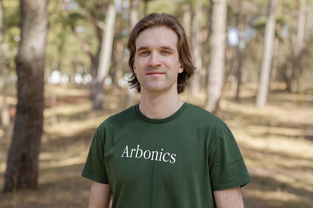 Klimata tehnoloģiju uzņēmuma "Arbonics" mežsaimniecības speciālists Jānis Ruks: "Kredīti tiek radīti tikai tad, kad mežā notiek kas jauns, tāds, kas palielina oglekļa uzkrāšanu ārpus ierastās prakses. Tieši tāpēc koncentrējamies uz neizmantotām lauksaimniecības zemēm, krūmājiem vai bijušajām ganībām."