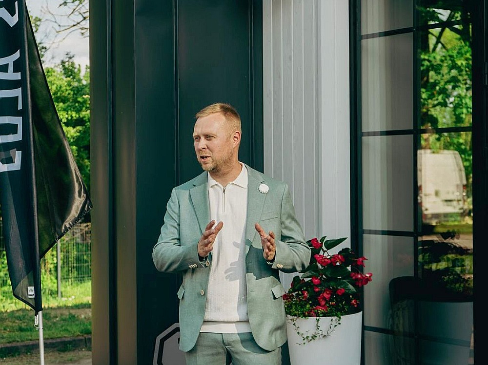 "Fišera alus darītavas" vadītājs Lauris Fišers: "Man vienmēr ir bijusi mazliet skumja sajūta, ka viss Latvijā koncentrējas ap Rīgu. Bet, ja katrs, kurš ir dzimis mazākā pilsētā un no tās aizbraucis, dotu kaut desmito daļu atpakaļ, arī šīm vietām būtu iespēja pastāvēt un attīstīties."