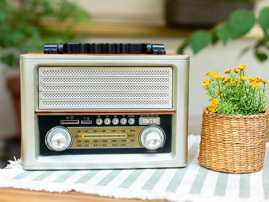 Pārvietojot radiouztvērēju un regulējot antenas novietojumu, iespējams mainīt uztveršanas kvalitāti.