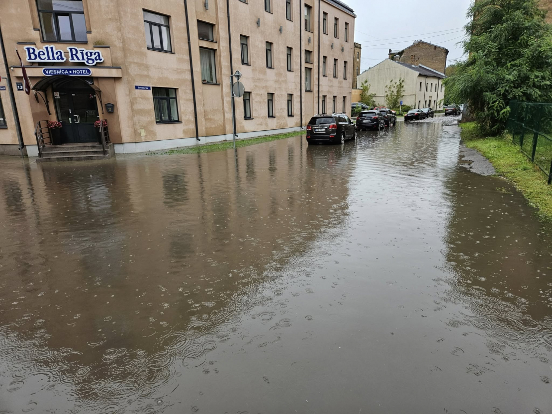 Appplūst Pētersalas un Sermuliņu ielas. 