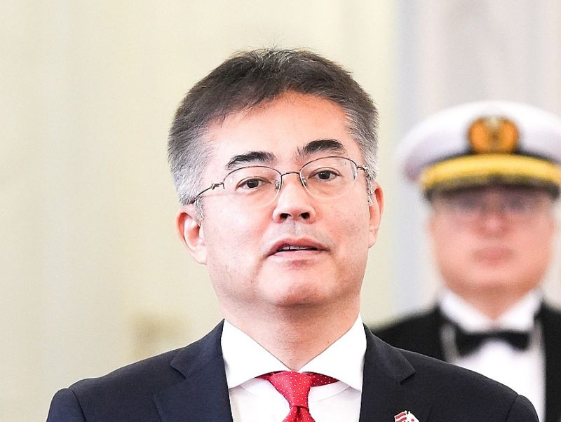 Kensuke Jošida, Japānas vēstnieks Latvijā.