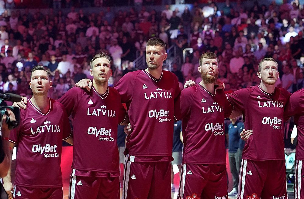 Latvijas basketbola izlases sastāvs ir ļoti pieredzējis un rūdījies daudzās nozīmīgās cīņās. Jaunākajam spēlētājam Mārcim Šteinbergam ceturtdien apritēs 24 gadi, viņš ir viens no diviem lielo turnīru debitantiem, vēl arī Rihards Lomažs, kurš gan pagājušajā gadā piedalījās olimpisko spēļu kvalifikācijas turnīrā. Attēlā – pieredzējušie basketbola vilki – kapteinis Dairis Bertāns (no kreisās), Mareks Mejeris, Kristaps Porziņģis, Dāvis Bertāns un Rolands Šmits.
