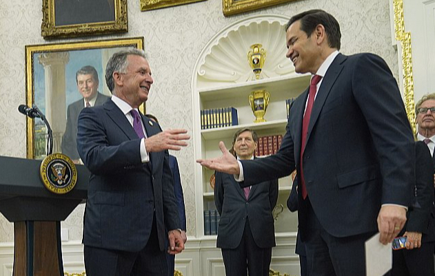 Marks Rubio (no labās) Baltā nama Ovālajā kabinetā sveic ASV prezidenta īpašo sūtni Stīvu Vitkofu.