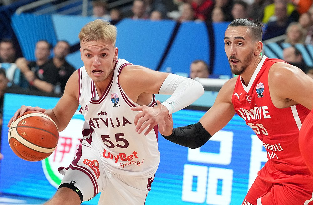 Artūrs Žagars veselības likstu dēļ izlaida daļu sagatavošanās posma pirms Eiropas čempionāta. Pirmajā spēlē aizsargs apliecināja, ka ir labā sportiskā formā, un pavilka komandu uzbrukumā, bet pēc sadursmes trešajā ceturtdaļā laukumā vairs neatgriezās.