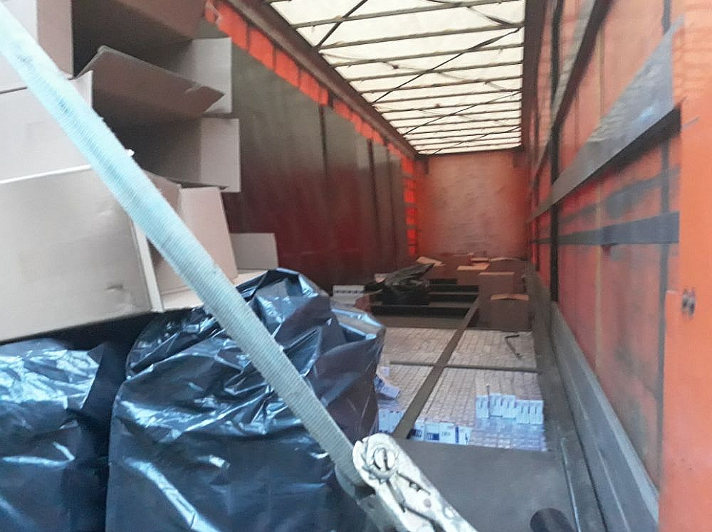 Kontrabandas cigaretes tika uzietas kravas automašīnas puspiekabē speciāli izbūvētā slēpnī.