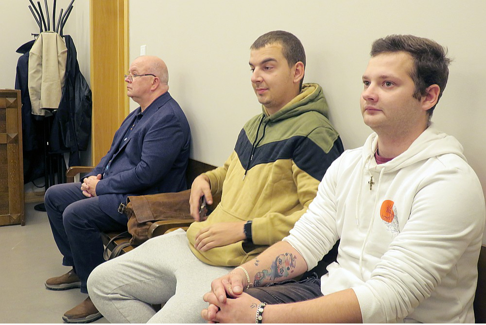 Apsūdzētais Juris Freimanis (no kreisās) un cietušie Salvis un Elvis tiesas sēdē.