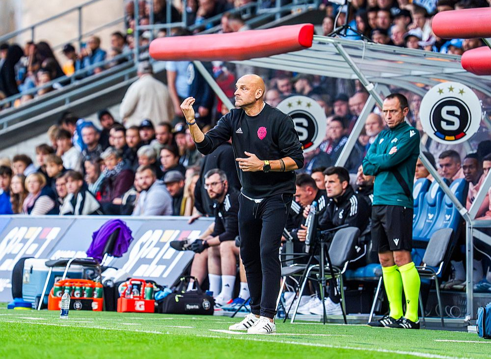 "Rīgas" futbolistu galvenais treneris Adrians Guļa.