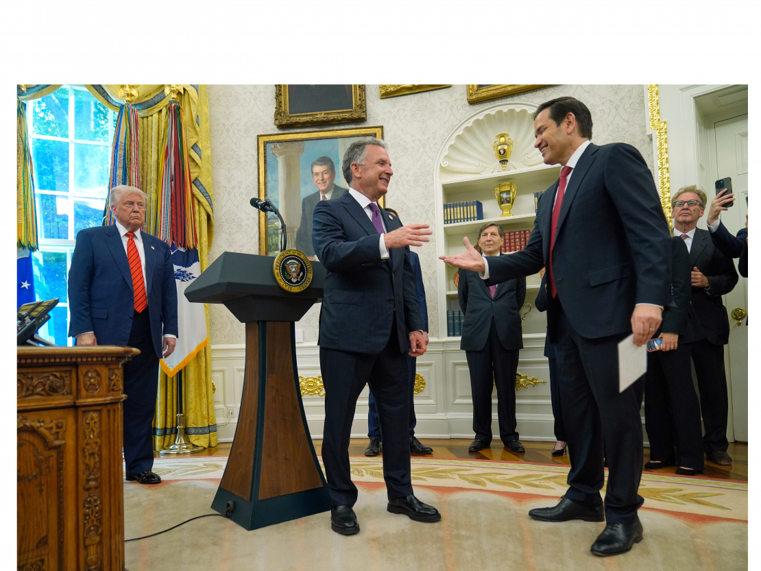 Marks Rubio (no labās) Baltā nama Ovālajā kabinetā sveic ASV prezidenta īpašo sūtni Stīvu Vitkofu.