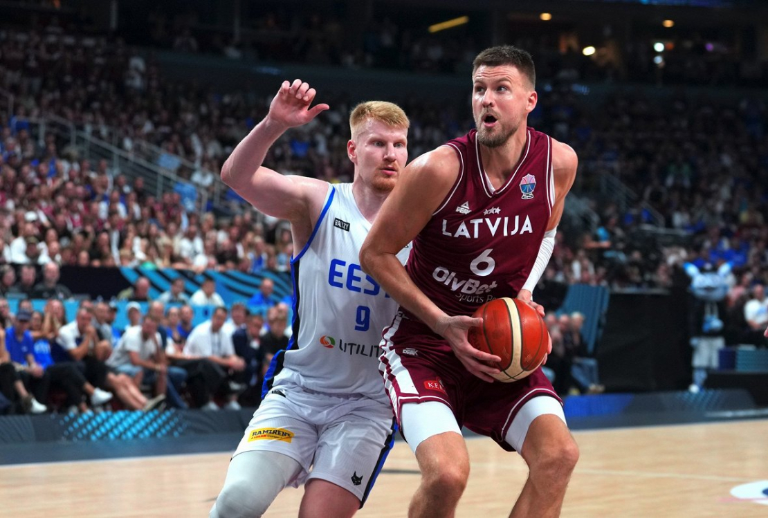 Latvijas izlases basketbolists Kristaps Porziņģis Eiropas čempionāta finālturnīra spēlē pret Igauniju.