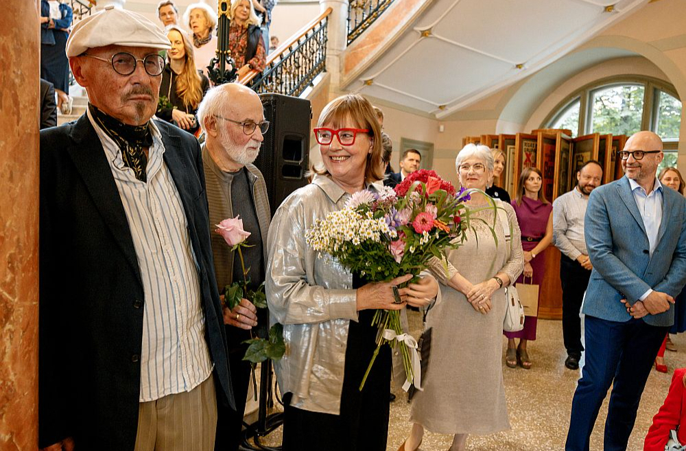 Džemmas Skulmes dēls mākslinieks Juris Dimiters, izstādes kuratore Sandra Krastiņa un politiķe Sandra Kalniete.