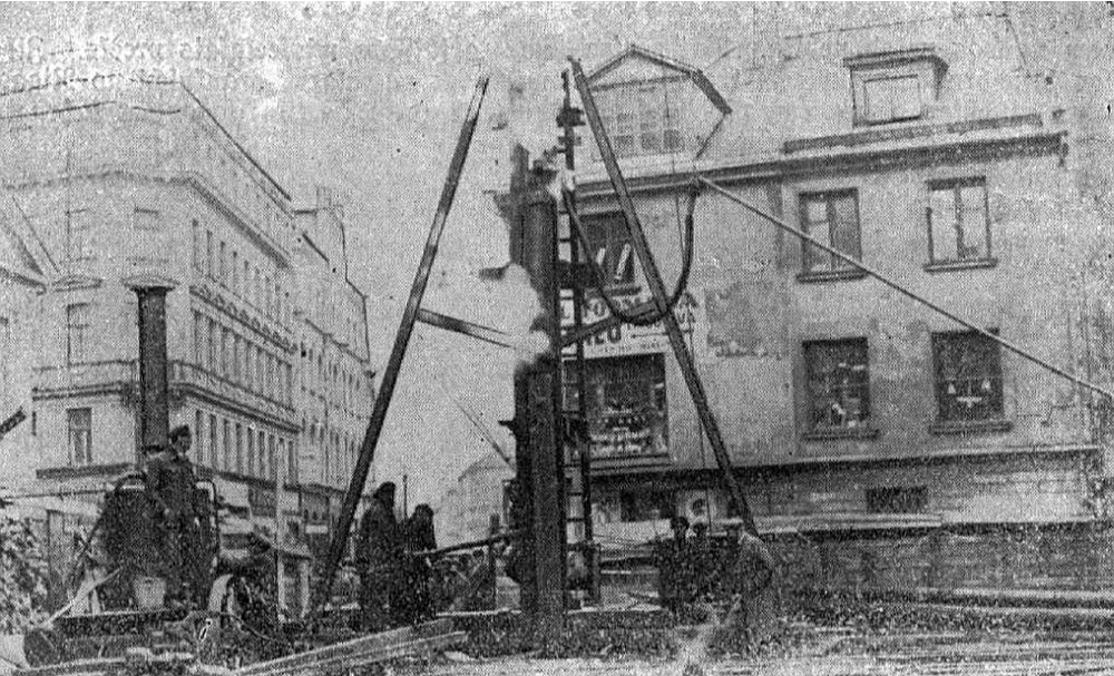 Pāļu dzīšana telefoncentrāles pamatos 1935. gada rudenī.
