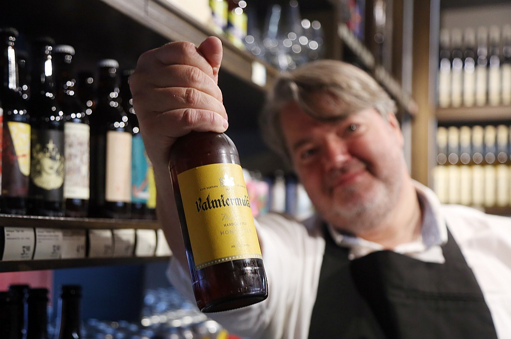 "Valmiermuižas alus" saimnieks Aigars Runģis gatavs atkāpties otrajā plānā pēc tam, kad uzņēmumu pārņems konkurents – "Cēsu alus".