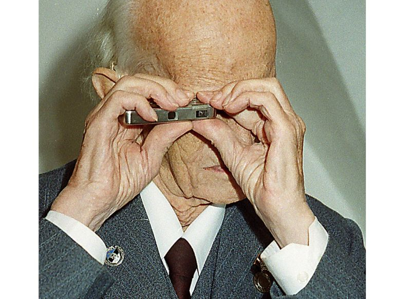 Valters Caps ar savu izgudrojumu 2000. gadā.