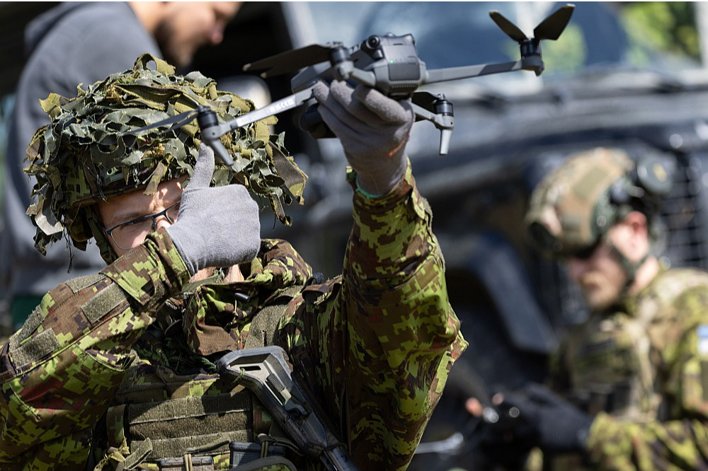 Militārajās mācībās "Baltic Trust 25", kas šā gada augustā notika Sēlijas poligonā un Sunākstes apkārtnē, bija arī inscenētas operācijas, lai pilnvērtīgāk izprastu dronu spējas, signālu bloķēšanu un citas aizsardzības sistēmas. Mācībās piedalījās ap 470 dalībnieki gan no Latvijas, gan citām NATO dalībvalstīm.