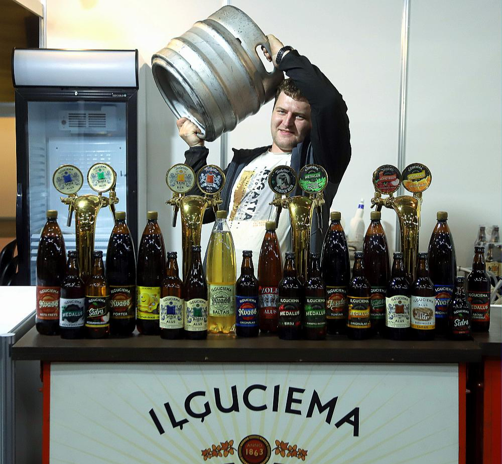 Alus darītavas "Ilgezeem" tehniķis Sergejs (attēlā) atzīst, ka viņam īpaši garšo Iļģuciema lejamais kvass, kas nav pasterizēts. Tikmēr uzņēmuma tirdzniecības vadītājs Rihards Jablokovs (ārpus kadra) kā galvenos šā gada uzņēmuma jaunumus piesaka Ilģuciema bezalkoholisko sidru, "Radler" alus dzērienu ar citrona garšu, kā arī citronu medalu un "Ipa" kategorijas alu.