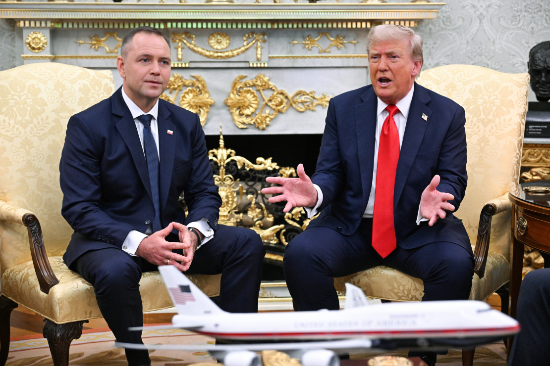 ASV prezidents Donalds Tramps (pa labi) un Polijas prezidents Karols Navrockis (pa kreisi) piedalās tikšanās reizē Baltajā namā Vašingtonā, ASV, 2025. gada 3. septembrī. Sarunās galvenā uzmanība tiks pievērsta militārajai un enerģētikas drošībai, kā arī miera sarunām ar mērķi izbeigt Krievijas agresiju Ukrainā. Šī ir Karola Navrocka pirmā ārvalstu vizīte kopš stāšanās Polijas Republikas prezidenta amatā.