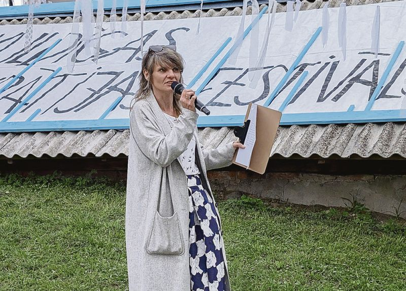 Tagadējie notikumi pasaulē demokrātijas piekritējiem ir papildu motivācija mobilizēties – uzskata Maija Jankovska, demokrātijas festivāla Kuldīgā organizatore.