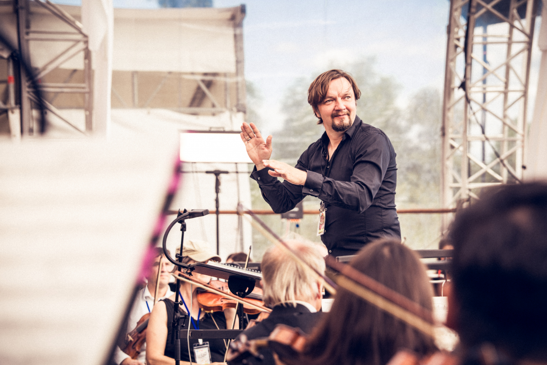 Diriģents Ainārs Rubiķis un Kāseles Valsts orķestris kopā ar grupu Milky Chance Vācijā uzstājas 18 000 klausītāju priekšā.