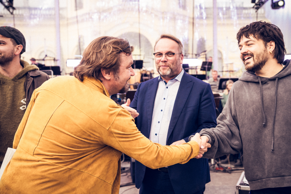 Diriģents Ainārs Rubiķis un Kāseles Valsts orķestris kopā ar grupu Milky Chance Vācijā uzstājas 18 000 klausītāju priekšā.