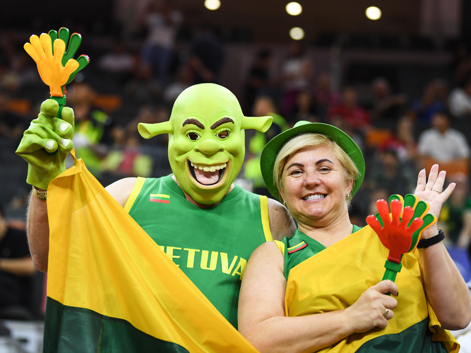 Lietuvas basketbola fani. Pēdējos gados Lietuva guvusi labus panākumus ne tikai basketbola laukumā, bet arī ekonomikas izaugsmē, kas viņiem
ļāvis kļūt par Baltijas līderiem.
