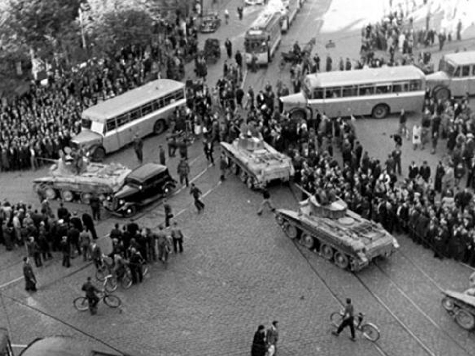 Sarkanās armijas tanki Stacijas laukumā 1940. gada 17. jūnijā. Avots:
https://www.historia.lv/jaunumi/1940-gada-17-junijs-latvijas-republikas-okupacijas-diena
