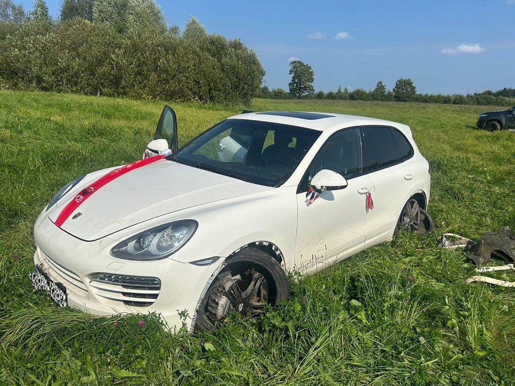 Krāslavas pusē par migrantu pārvadāšanu aizturēts igaunis brauca ar kāzu "Porsche".