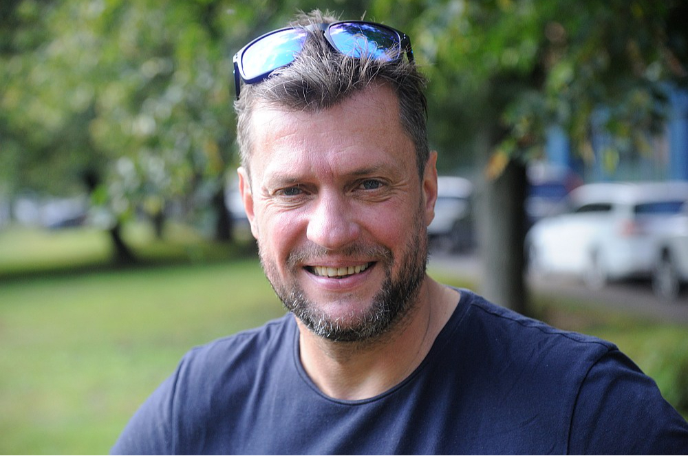 Taku skrējiena "Stirnu buks" organizētājs Rimants Liepiņš: "Skriešanas bizness jau tāda pati izklaides industrija vien ir. Vai nu tu izklaidē cilvēkus ar mākslu vai mūziku, vai arī ar skriešanu. Ja cilvēkiem nepatiks, ko tu dari, viņi nebrauks."