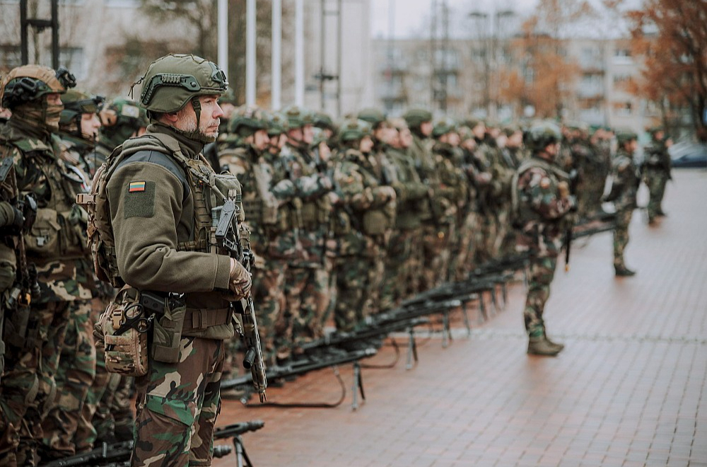 Kaut arī visu karavīra ekipējumu strēlnieki iegādājas par saviem personiskajiem līdzekļiem, Lietuvas Strēlnieku savienība kļuvusi par spēcīgu valsts aizsardzības balstu.
