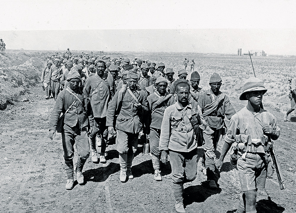 Turku gūstekņi ceļā uz koncentrācijas nometni britu karaliskā Rietumkentas pulka vīru pavadībā 1917. gada septembrī.